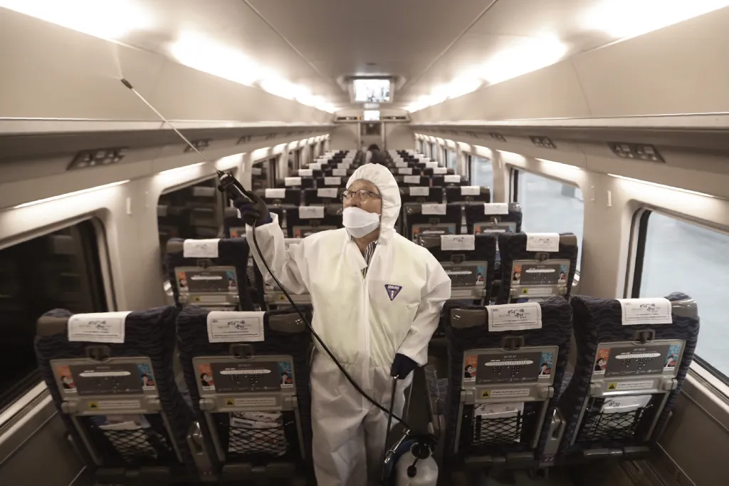 Jihokorejci čistí vlak v obavě před koronavirem