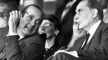 Chirac při rozhovoru se svým předchůdcem prezidentem Francoisem Mitterrandem.
