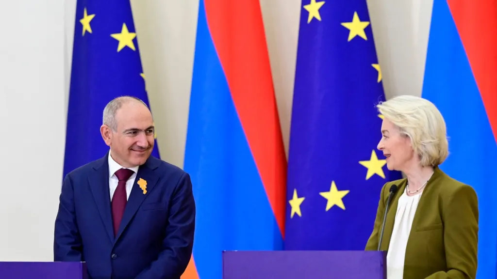 Arménský premiér Nikol Pašinjan a předsedkyně Evropské komise Ursula von der Leyenová (5. května 2026)