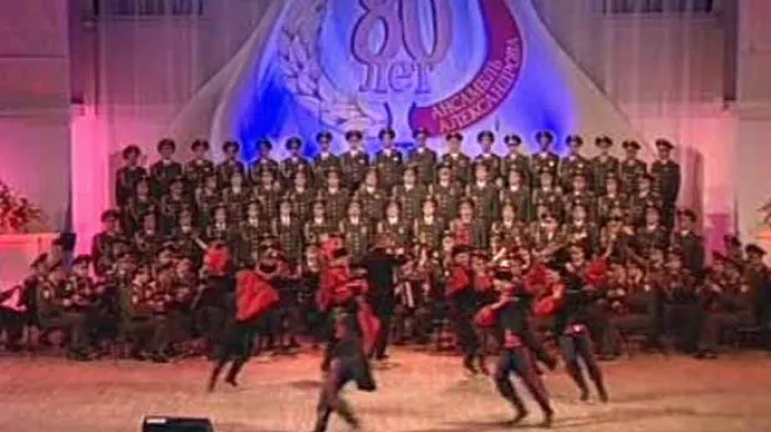 Sbor ruských armádních hudebníků už zpívá a tančí 80 let.