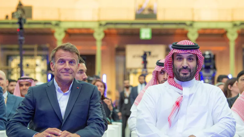 Emmanuel Macron a Muhammad bin Salmán se účastní závěrečného ceremoniálu mistrovství světa v esportu v pařížském Grand Palais (23. srpna 2026)