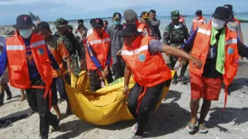 Záchranáři odnášejí oběť tsunami