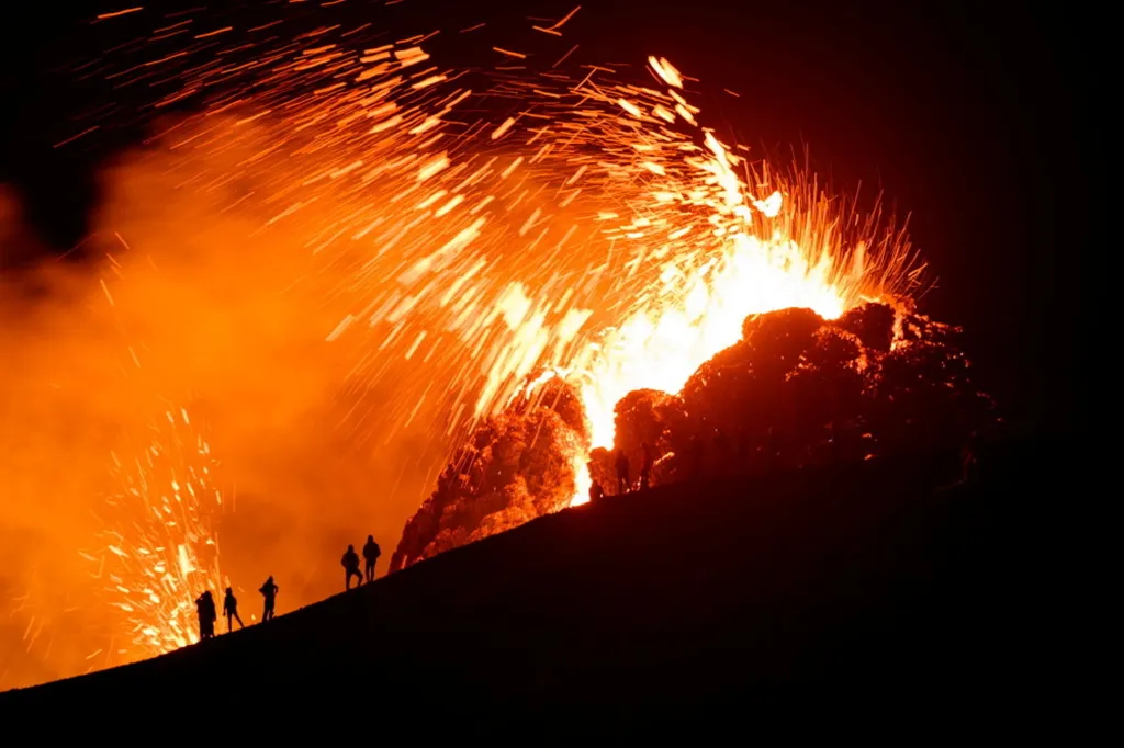 Vulkán je pro turisty nebezbečný. Někteří riziko erupce podceňují