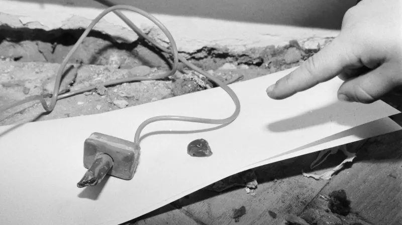 Odposlech Státní bezpečnosti, který byl ukrytý pod parapetem v bytě Petra Uhla