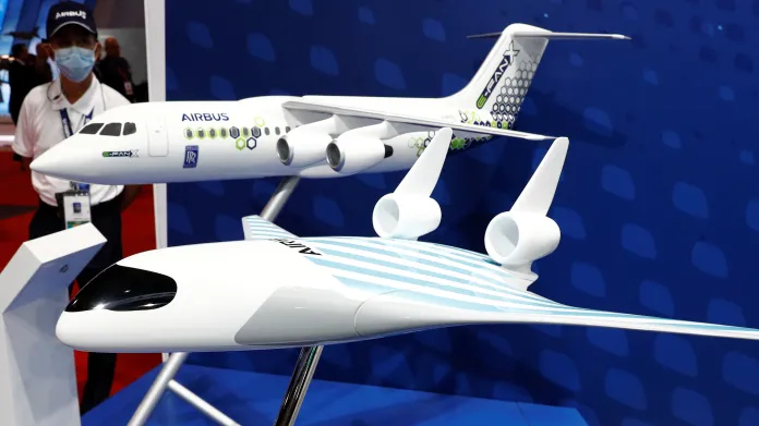 Model Airbus Maveric, v pozadí E-Fan X