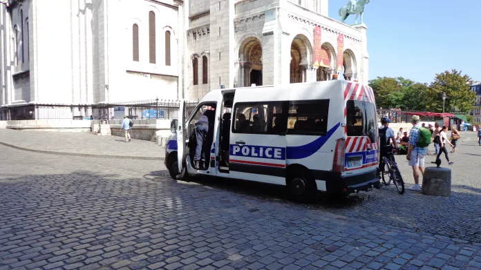 Policie hlídkuje u Sacré-Coeur v Paříži