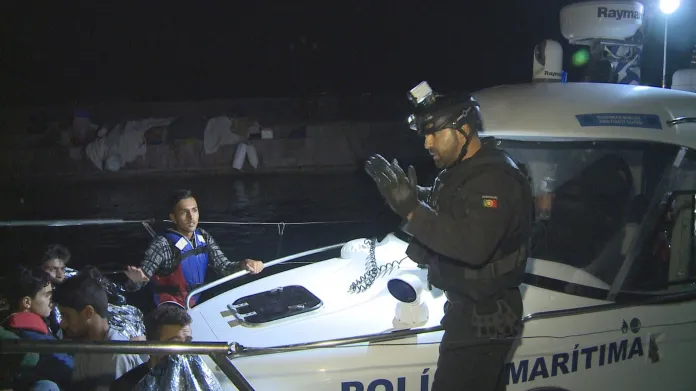 Portugalští policisté během natáčení ČT objevili člun s 35 lidmi
