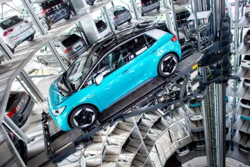 Prodej aut v EU se za osm měsíců propadl téměř o třetinu