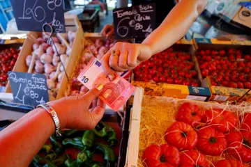 Inflace v EU se v březnu snížila na 8,3 procenta. Nejvyšší byla v Maďarsku, Lotyšsku a Česku