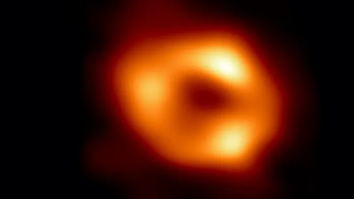 Snímek černé díry v centru Mléčné dráhy z roku 2022