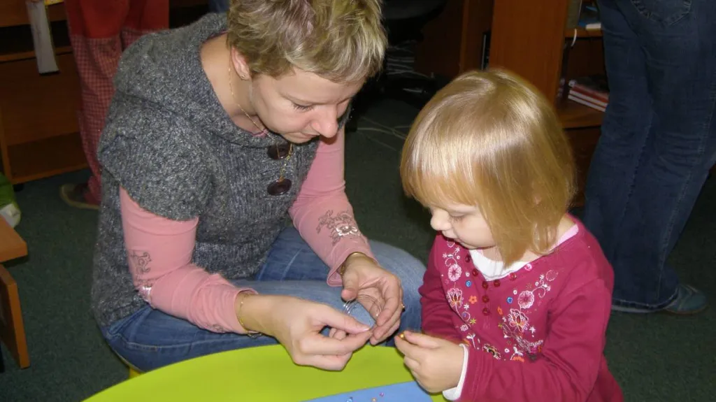 Výroba šperků z korálků ve Špindlerově Mlýně