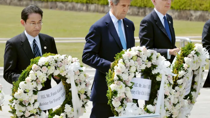 Šéf diplomacie USA John Kerry v hirošimském památníku