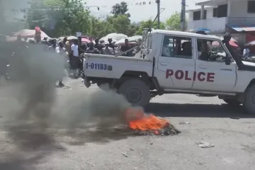 Přestřelky u prezidentského paláce, rabování národní knihovny. Nepokoje na Haiti neberou konce