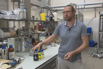 Klasická auta dostanou šanci jen s čistými palivy. Musí pro ně ale do laboratoří