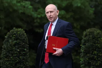Britský ministr obrany John Healey po sporu s premiérem rezignoval