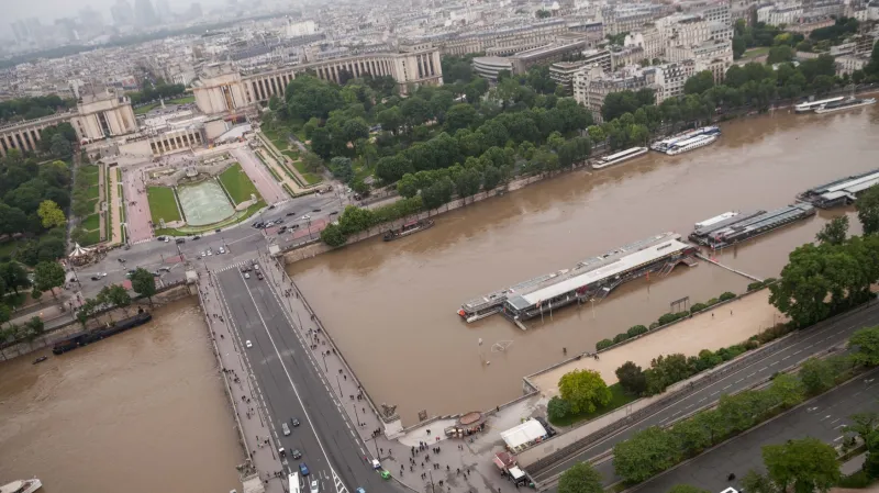 Pohled z Eiffelovy věže na rozvodněnou Seinu
