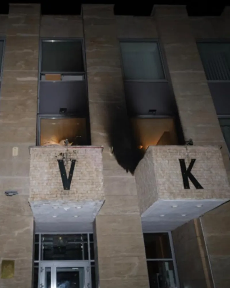 Policie vyšetřuje útok zápalnými lahvemi na Ruský dům v Praze