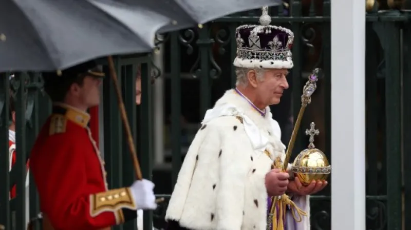 Král Karel III. po korunovaci opouští Westminsterské opatství,  Autor: Henry Nicholls,  Zdroj: Reuters