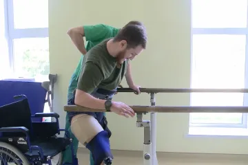 Ukrajinský voják přišel o obě nohy, na frontě bojoval po boku svého otce 