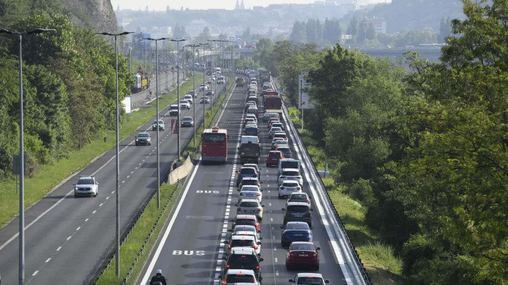 Kolona ve Strakonické před zúžením do jednoho pruhu