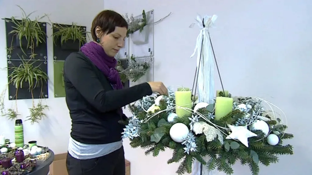 Floristka Jitka Daňková zdobí velký adventní věnec