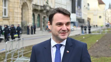 Ministr zahraničí Petr Macinka (Motoristé) hovoří s novináři na Mnichovské bezpečnostní konferenci, 14. února 2026