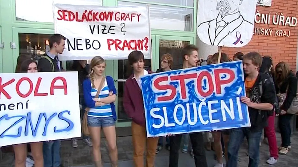 Protest gymnazistů před krajským úřadem