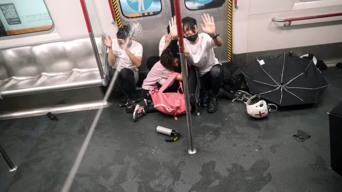 Policie tvrdě zasáhla proti demonstrantům v metru