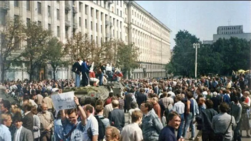 Konzervativní komunisté se pokusili svrhnout Gorbačova