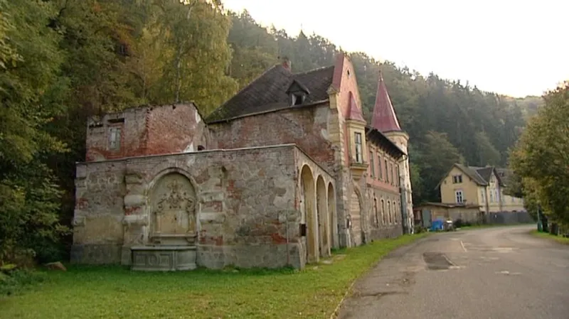 Zchátralé lázně Kyselka