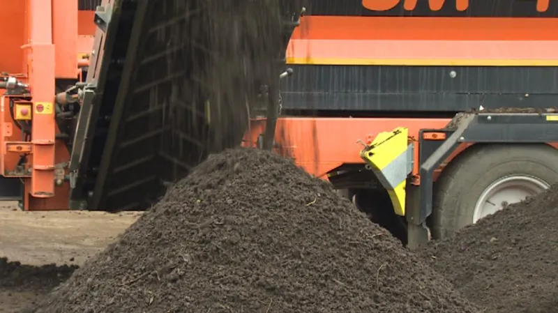 Zpracování kompostu v kompostárně