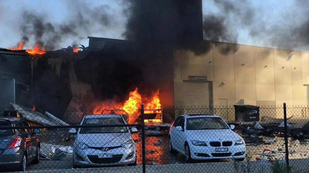 Letadlo zasáhlo obchodní dům v části, kde se nacházejí sklady