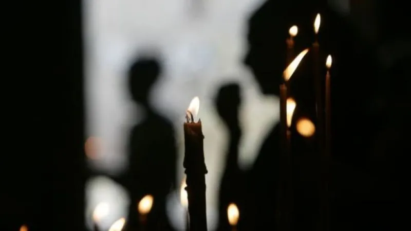 Při modlitbě ve sv. Vítu seděli mladí křesťané i na zemi