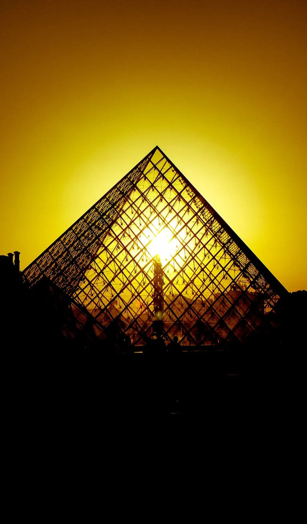 Západ slunce za pyramidou na Napoleonově náměstí