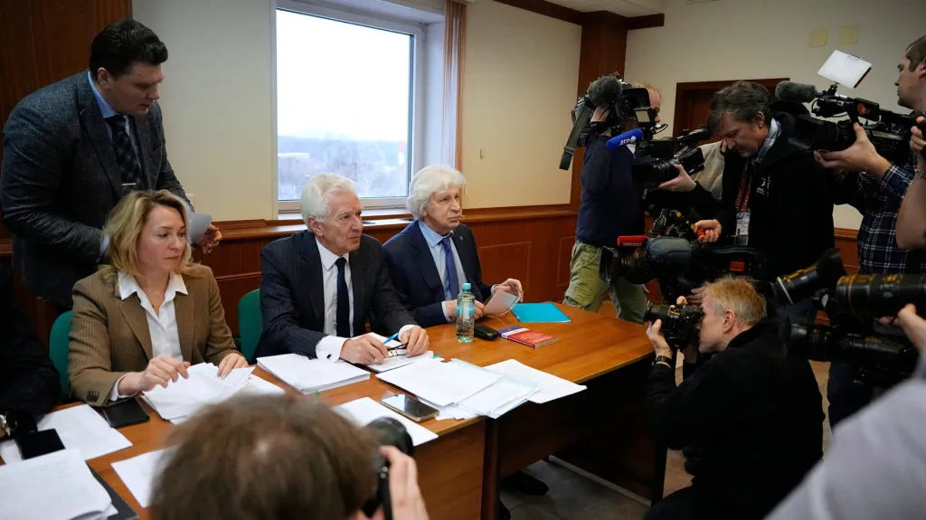 Členové Moskevské helsinské skupiny s právníky před vynesením rozsudku