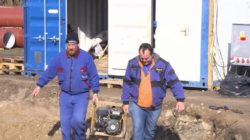 Stavební firmy dnes balily a opouštěly staveniště