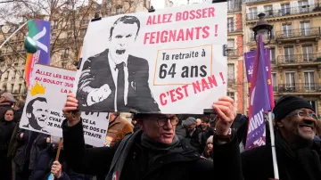 Protestující ve Francii během demonstrace proti plánům na posunutí věku odchodu do důchodu