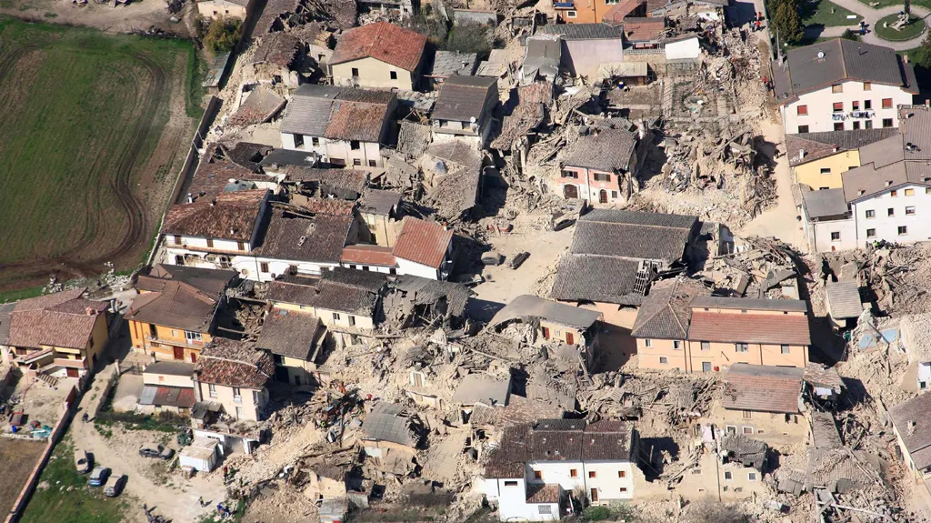 Následky zemětřesní v Aquile