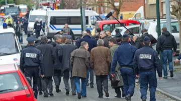 Ministr vnitra Claude Guéant s francouzskými policisty