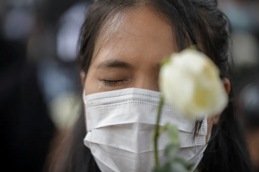 Květinami proti represím. Symbol známý nejen z protestů v Myanmaru