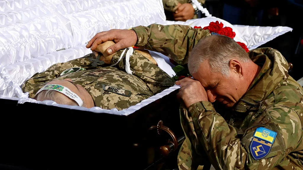 Truchlící ukrajinský voják na pohřbu jednoho z členů své jednotky