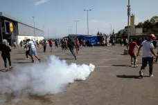 Řecká policie použila slzný plyn proti migrantům, kteří chtěli po požáru tábora Moria opustit Lesbos