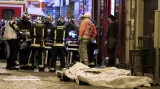 Záchranáři v 10. městském obvodu sčítají oběti na životech po sérii bezprecedentních teroristických útoků v Paříži.