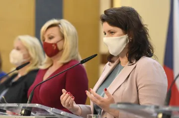 Ohodnocení hygieniků se změní, rozhodla vláda. Jednala i o dřívějším důchodu v náročných profesích