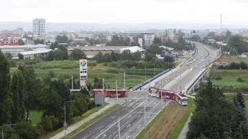 Tramvaje přes Velkomoravskou ulici projedou