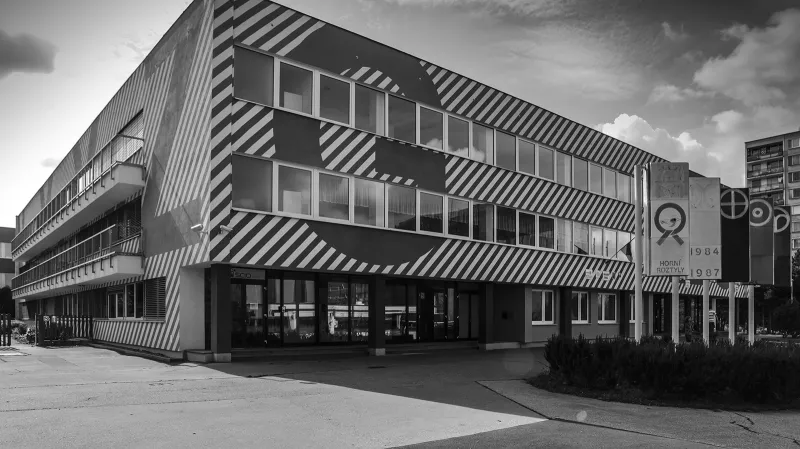 Vzdělávací systém v Česku je mnohými odborníky považován za zastaralý a přežitý. V této budově uprostřed největšího normalizačního sídliště Praha - Jižní Město si pronajímá už druhým rokem prostory vzdělávací experiment s názvem scioškola.