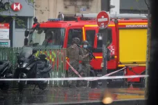 U bývalé redakce Charlie Hebdo byli pobodáni dva lidé. Útok vyšetřuje protiteroristický úřad