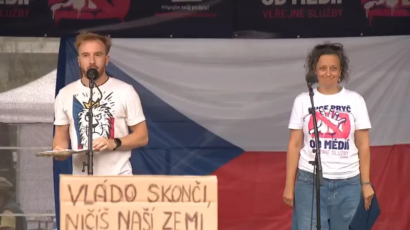 Úvodní projev demonstrace Milionu chvilek na podporu České televize a Českého rozhlasu