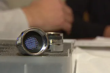 Další finta „šmejdů“: Neexistující firma lidem montuje spořiče vody