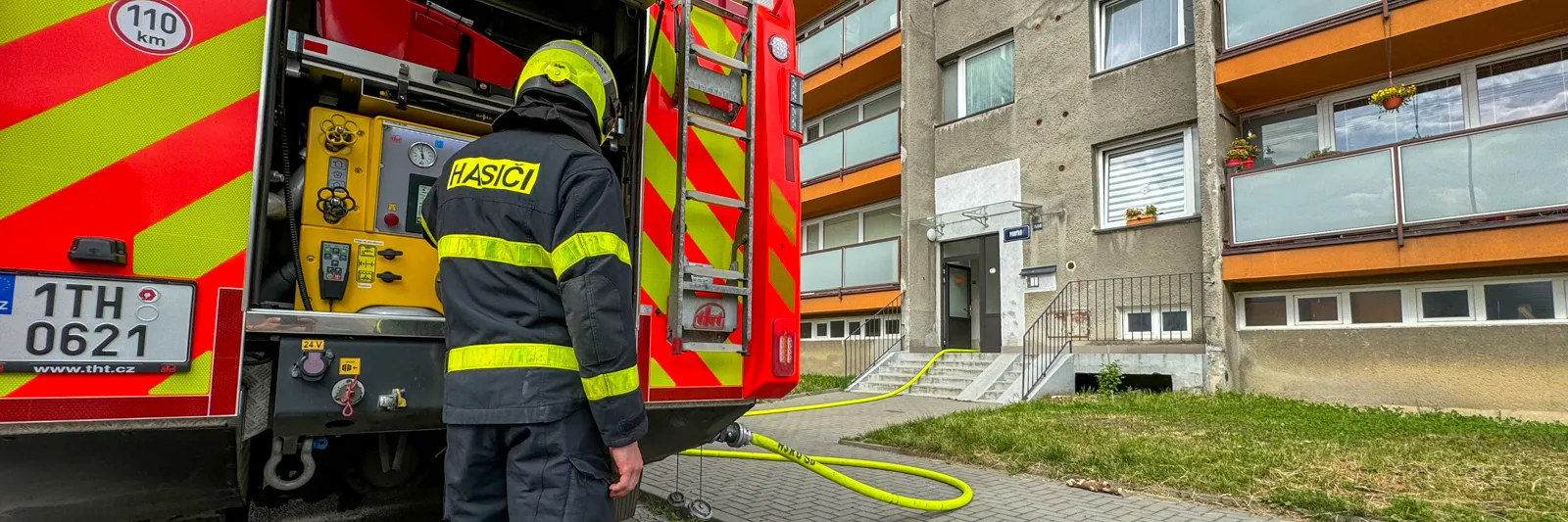 Hasiči likvidovali požár v panelovém domě v Opavě, na místě byli zranění